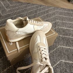 Dolce Vita Size 9.5 Sneakers Tennis Shoes