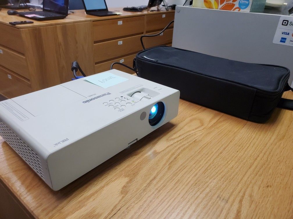 PANASONIC PT-LB3U PROJECTOR (INV. D1009N)

