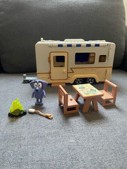 Bluey Caravan Adventure Playset, with 2.5" Jean Luc Figure, Multicolor