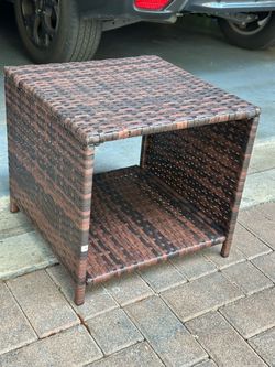 Outdoor patio resin wicker side table 18x18 h17