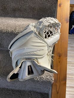 Selling senior goaltender catching glove