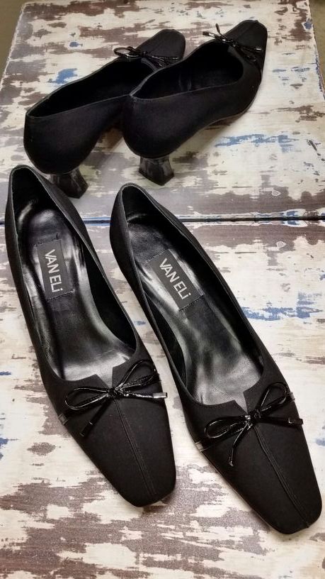 VanEli Sz 7 black kitten heel shoes