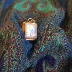 rainbow moonstone pendant with high blue flash