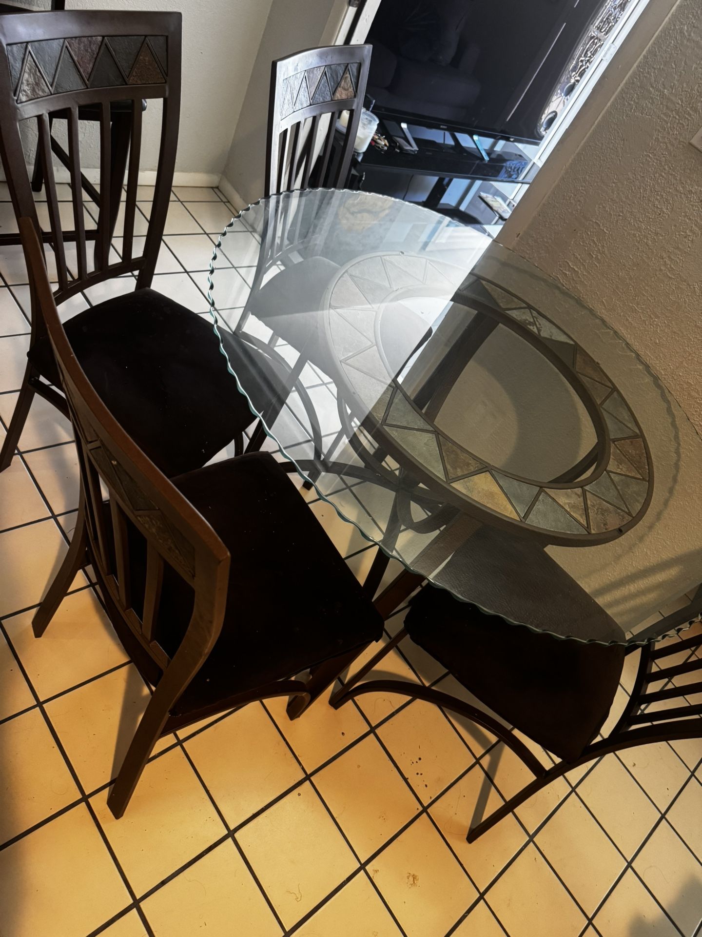 Dining room with 4 chairs