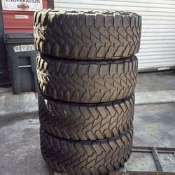 33 X 12.50 R17 Yokohama Set of 4 Used in Excellent Condition