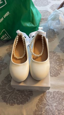 Toddler Girla White flats with pearls
