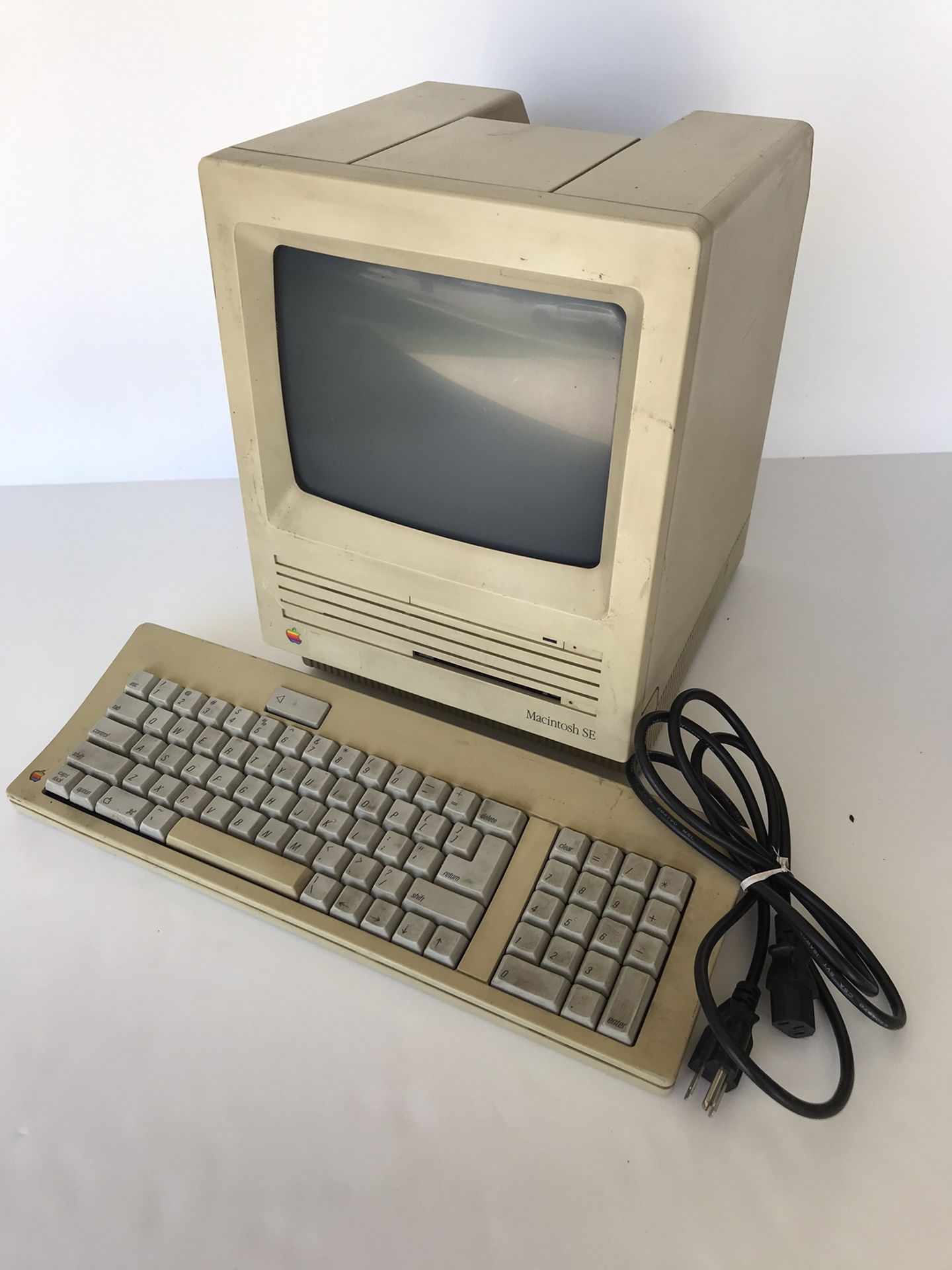 Vintage Apple Mac SE Computer & Keyboard