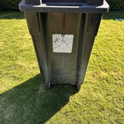Rubbermaid Trash Container 