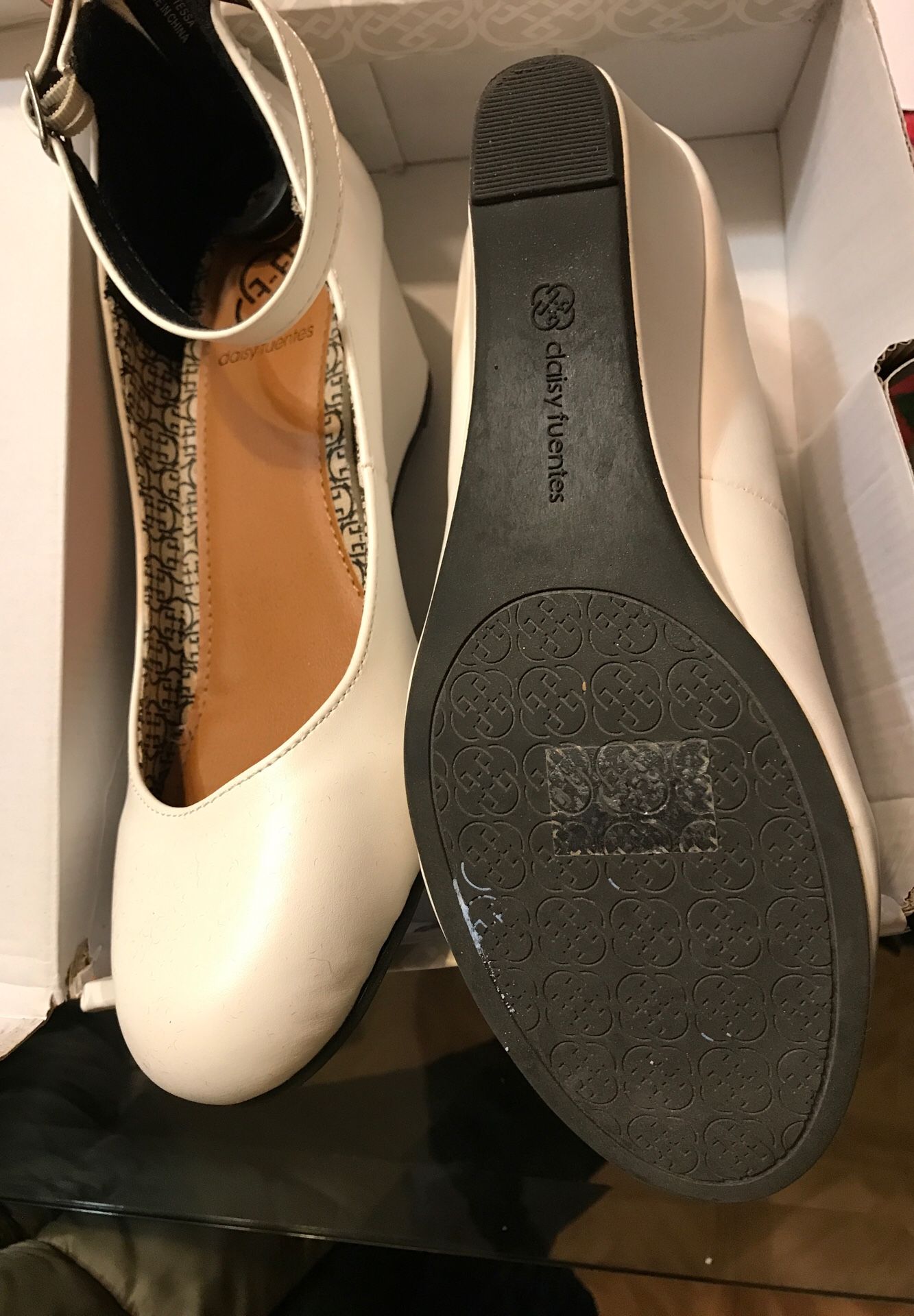 Daisy Fuentes white wedge