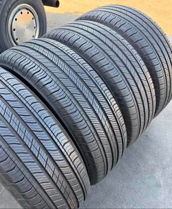 225/65/17 Michelin Selling a set of 4 tires in excellent condition 🫡
