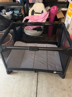 4moms Breeze Playard / Pack ’n Play – Black & Gray