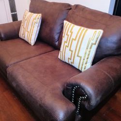 Beautiful Soft leather Loveseat in Good Condition