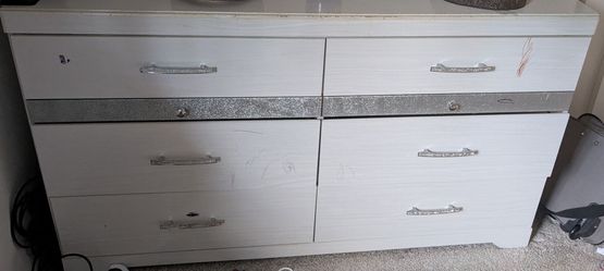 Vanity for free..queen bed include