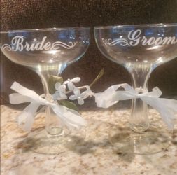 CHAMPAGNE COUPES CELEBRATE LOVE IN TRUE VINTAGE STYLE