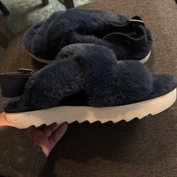 Women’s Size 5 Fuzzy Sandals 
