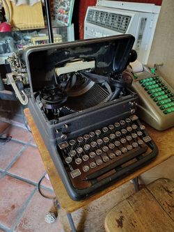 Vintage Royal Desktop Typewriter