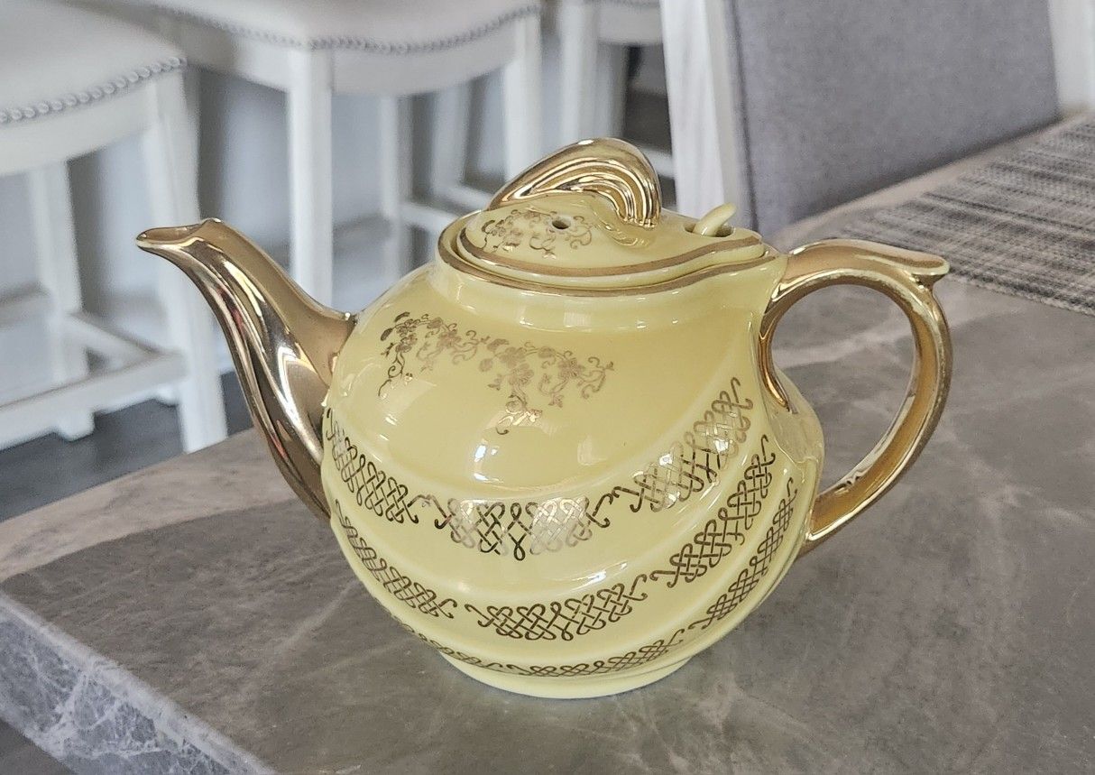 Vintage Hall China Co. Ceramic Teapot Parade 6-cup 1930s U.S.A. Tea Pot Yellow