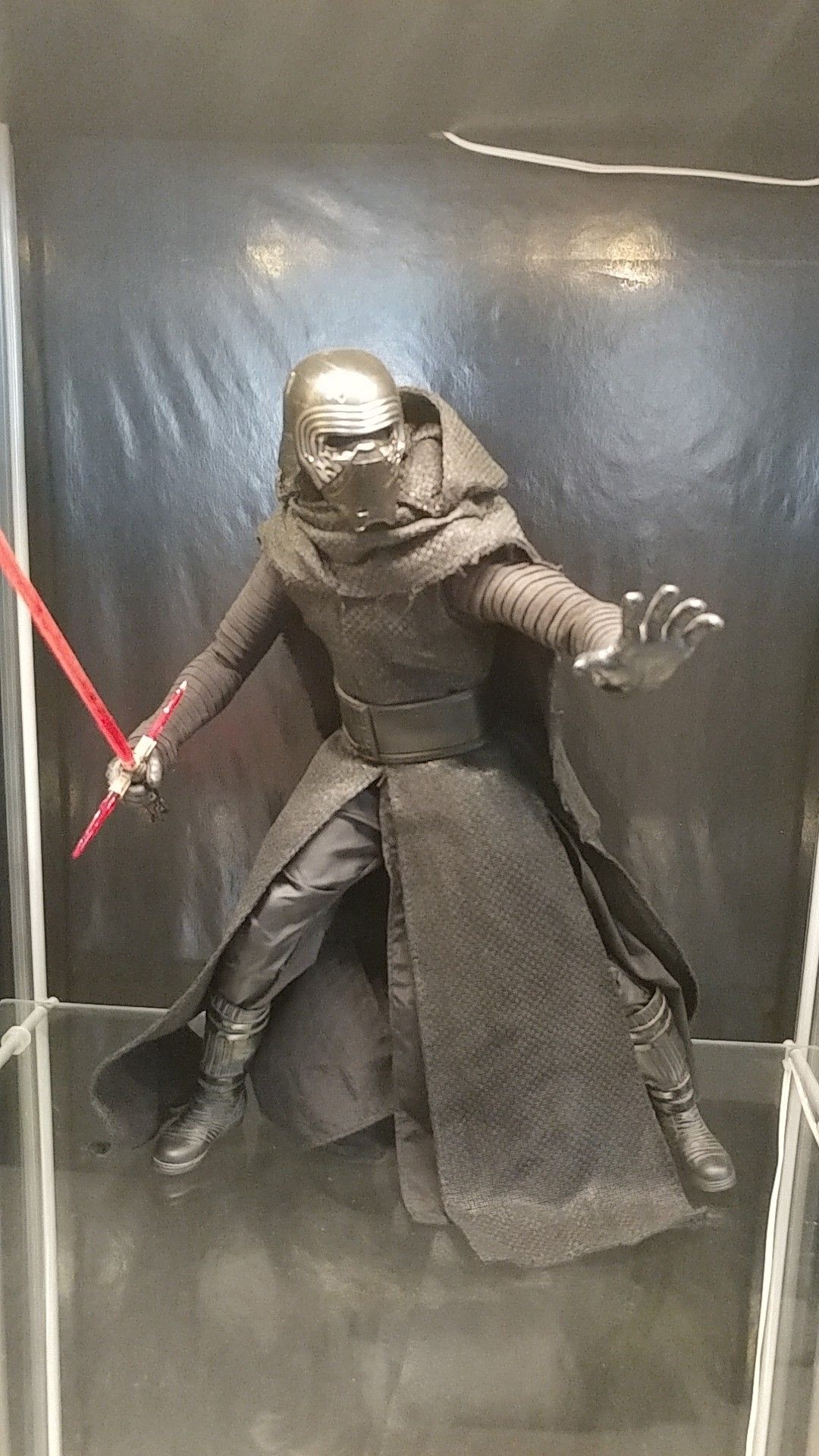 Hot Toys 1:6 scale Kylo Den (TFA)