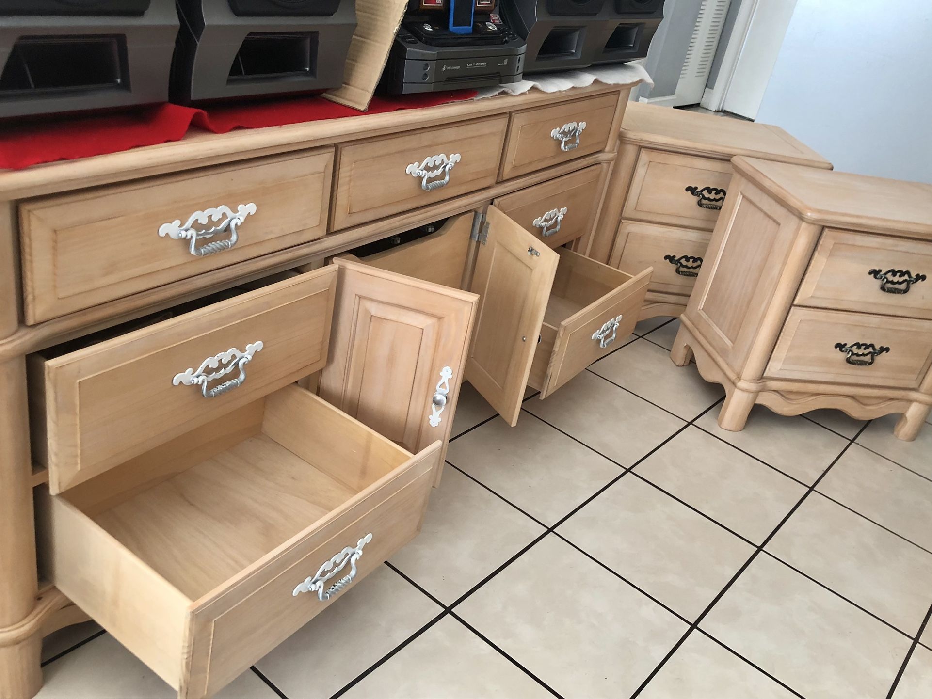 DRESSER AND TWO NIGHT TABLES /