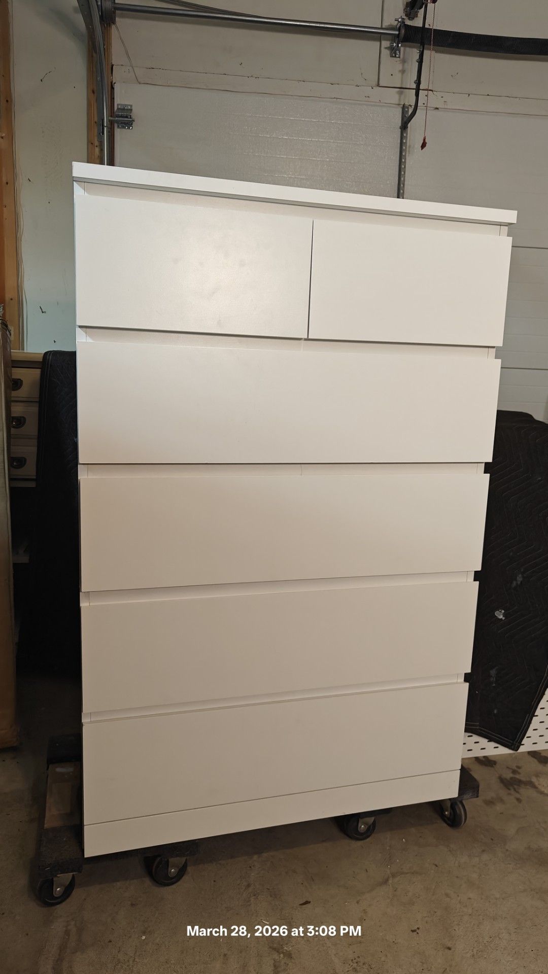 Nice white chest dresser with big 6 drawers in good condition, all drawers working well, deep drawers.
L32"*W19"*H48 5"