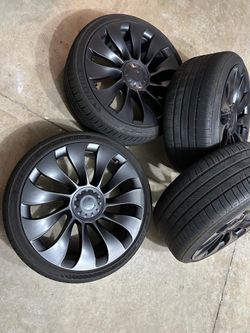 2023 Tesla Model Y Wheels and Tires