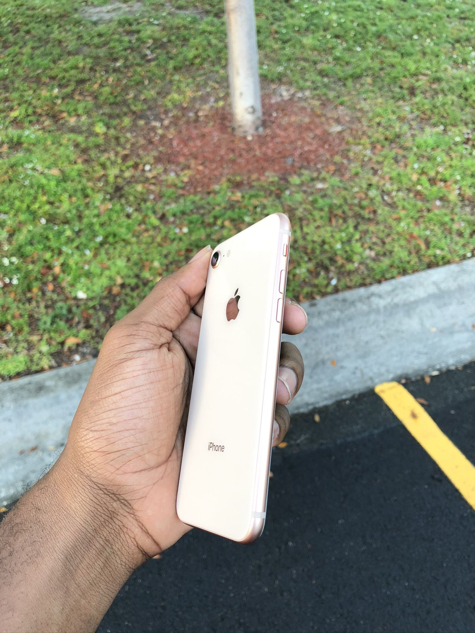UNLOCKED IPHONE 8/ SEE DESCRIPTION