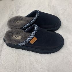 New Boy UGG Slippers Size:1Y