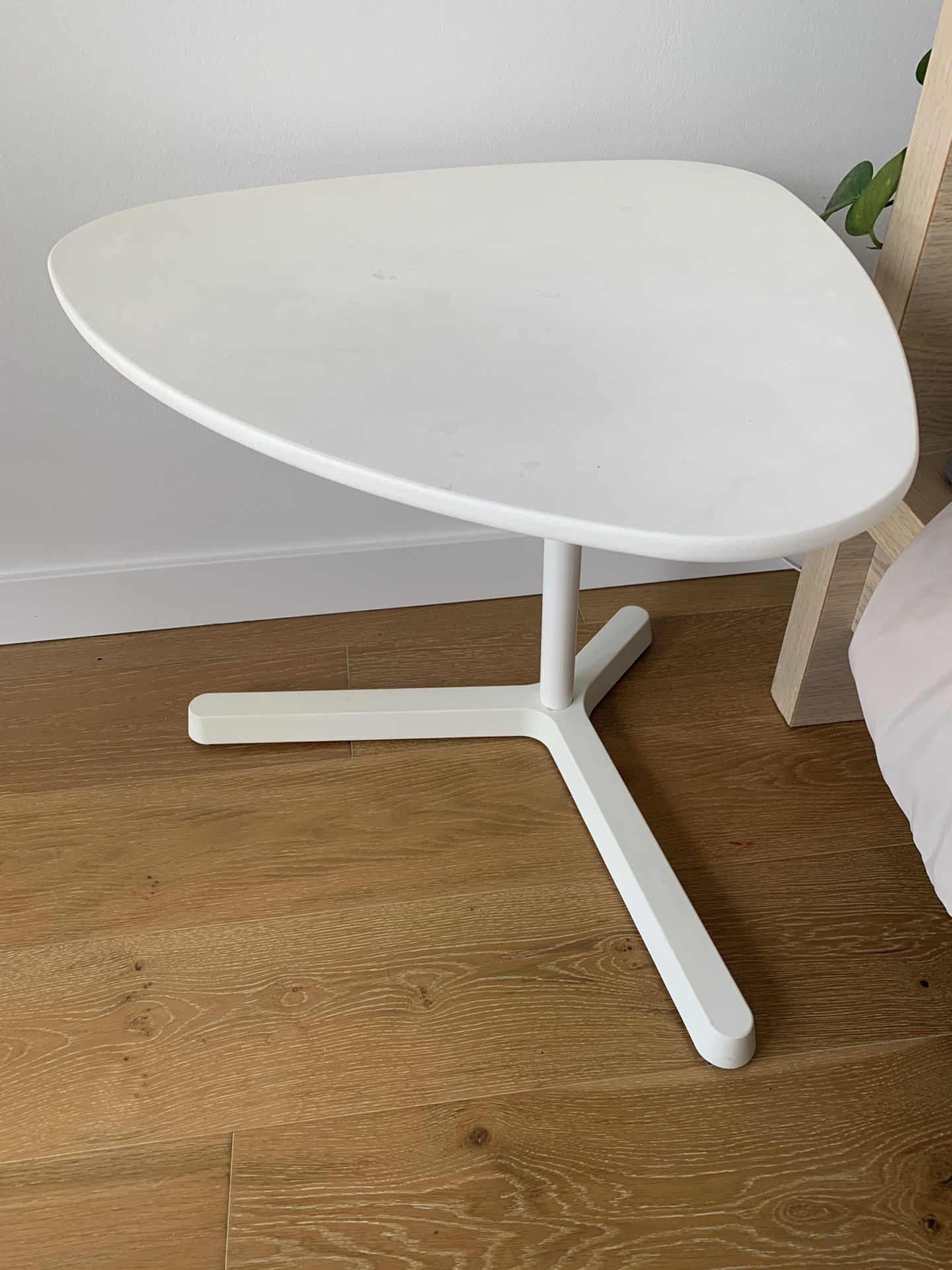 IKEA Svartasen - white adjustable height laptop table