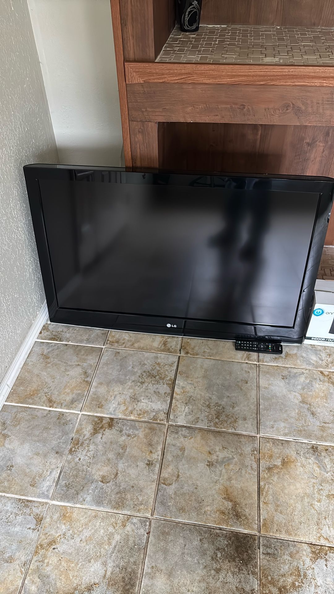 36 In Flat Screen LG TV/ W Remote