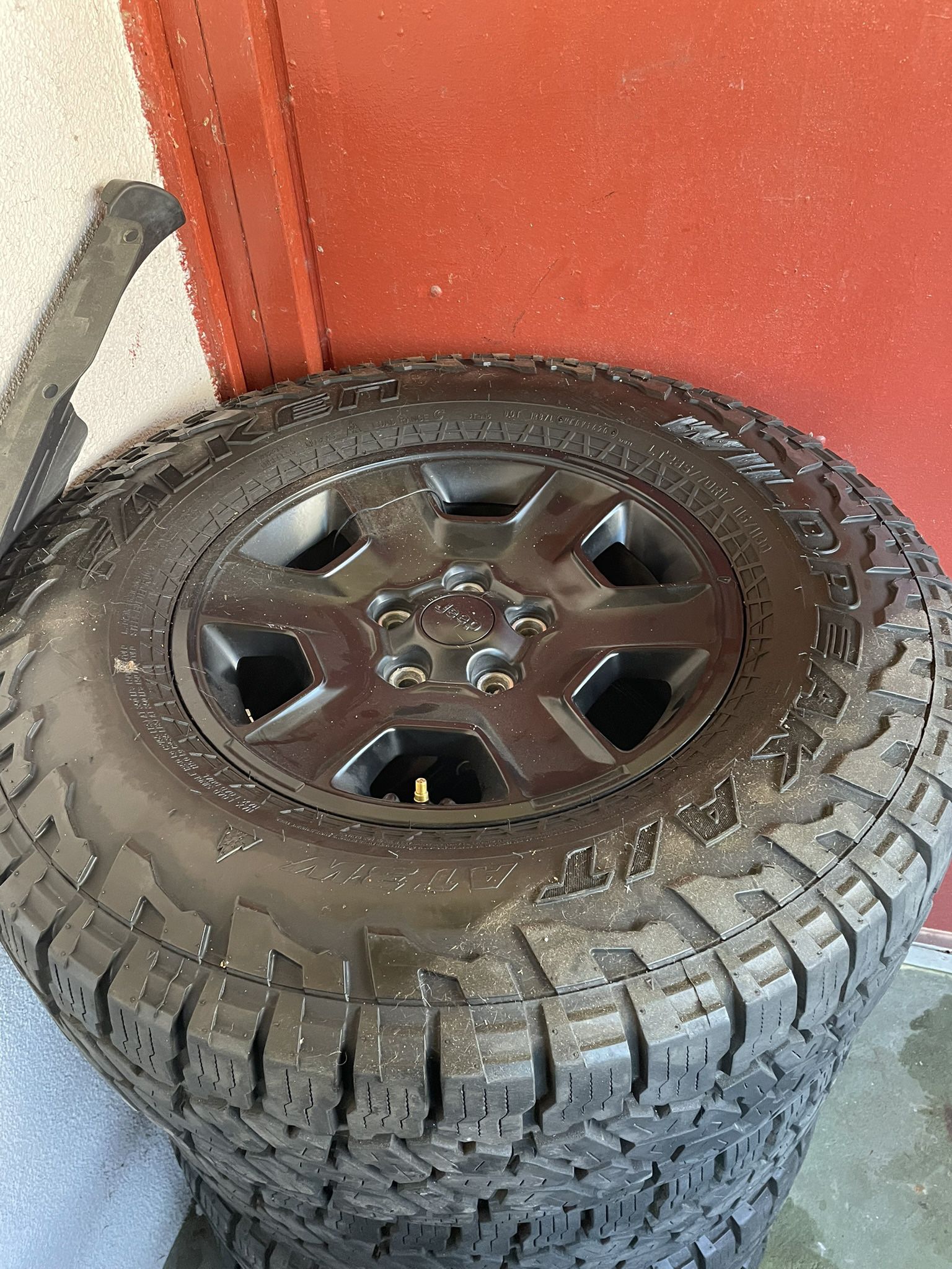 Jeep Gladiator Wheels With Tires285/70R17.
