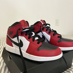 Air Jordan 1 Mid Size 5Y