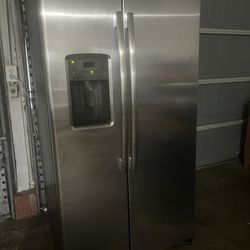 GE stainless Steel Refrigerator 