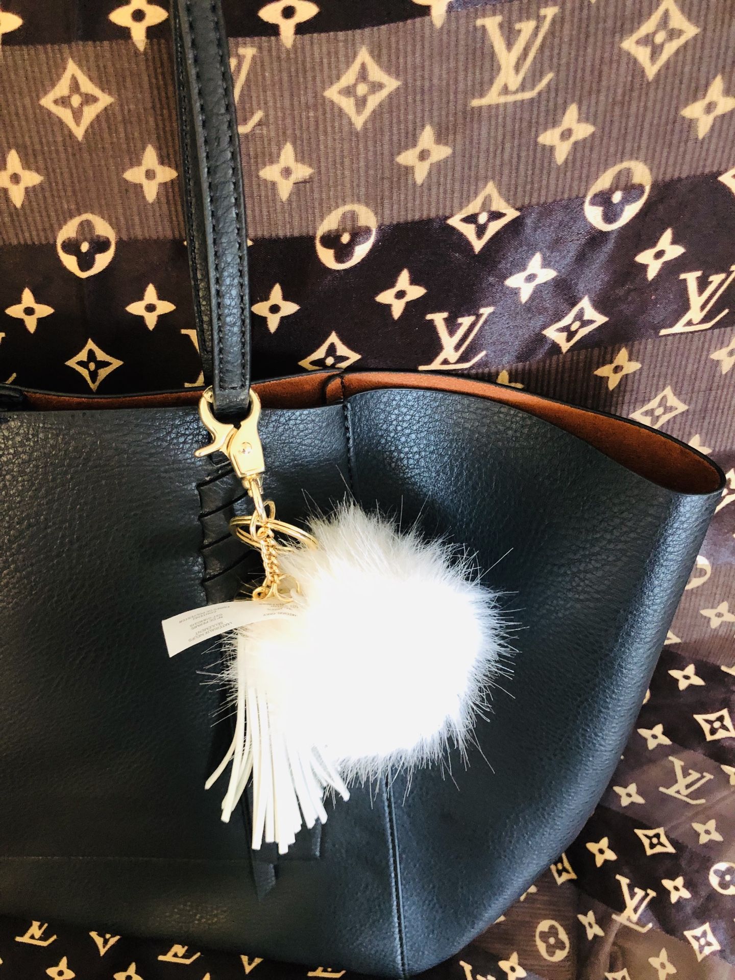 Brand New Black Bag with a super beautiful keychain Amazing set bag + keychain Brand New !! Bolsa grande color negra con llavero de piel y tiras tod