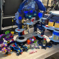 Mattel Batman Batcave And Accessories 