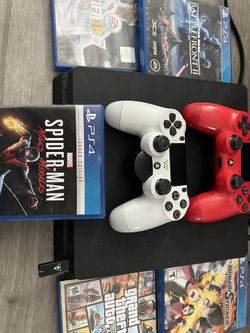 Play Station 4 Whit 2 Controllers And 5 Games