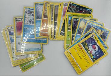 (Lot of 34 Cards) 2021 Evolving Skies - Sword & Shield: Pokemon Cards Shown TCG