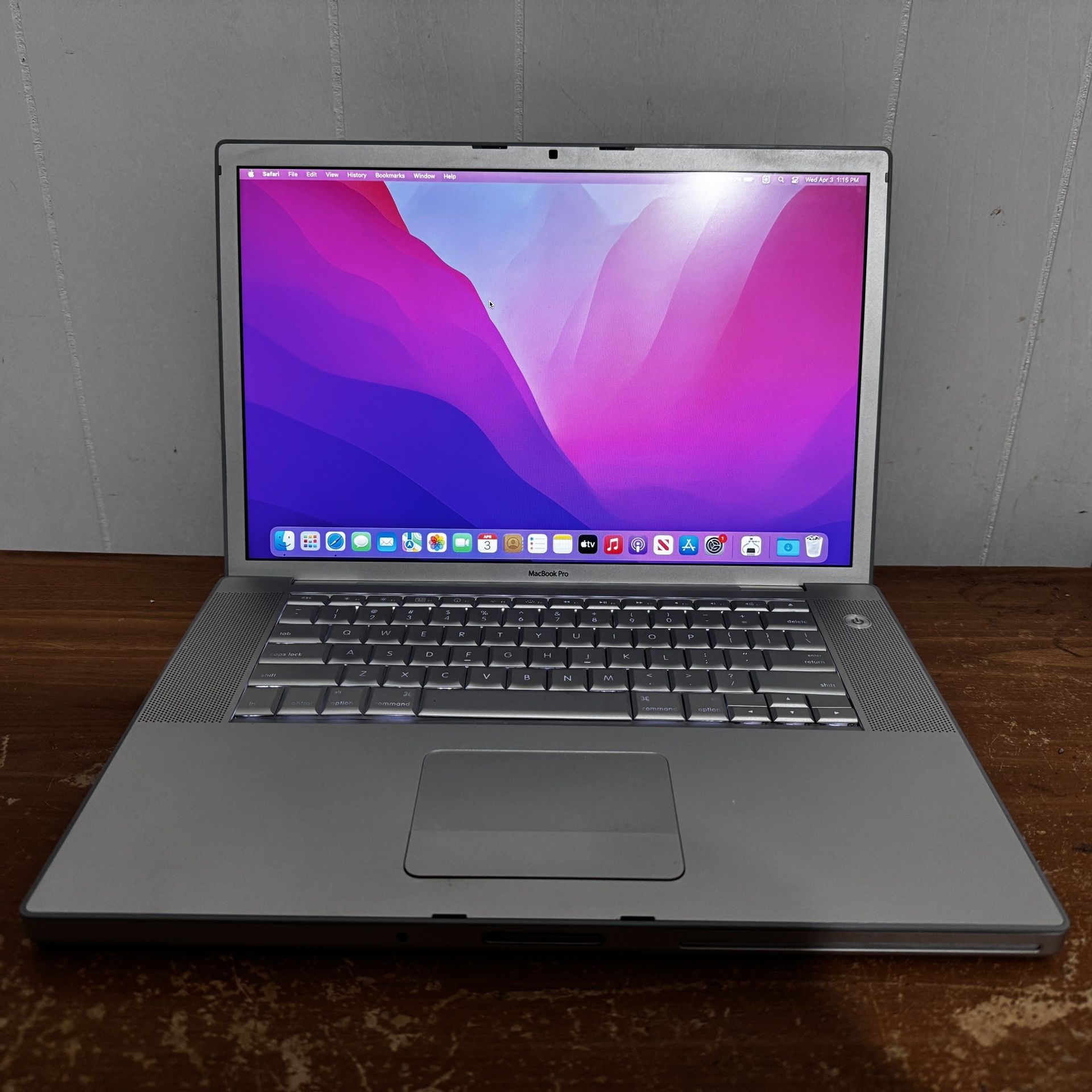 MacBook Pro 15 Inch Apple Laptop Intel C2D 4GB Ram 256GB SSD macOS