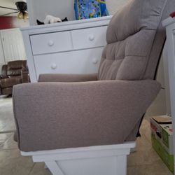 Baby Crib And Maternity Chair 
