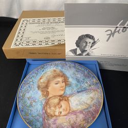 Abby and Lisa Edna Hibel Mothers Day Plate 22 Karat Gold Fine China 1984 (Rare Collectors Item!) Retail $30+