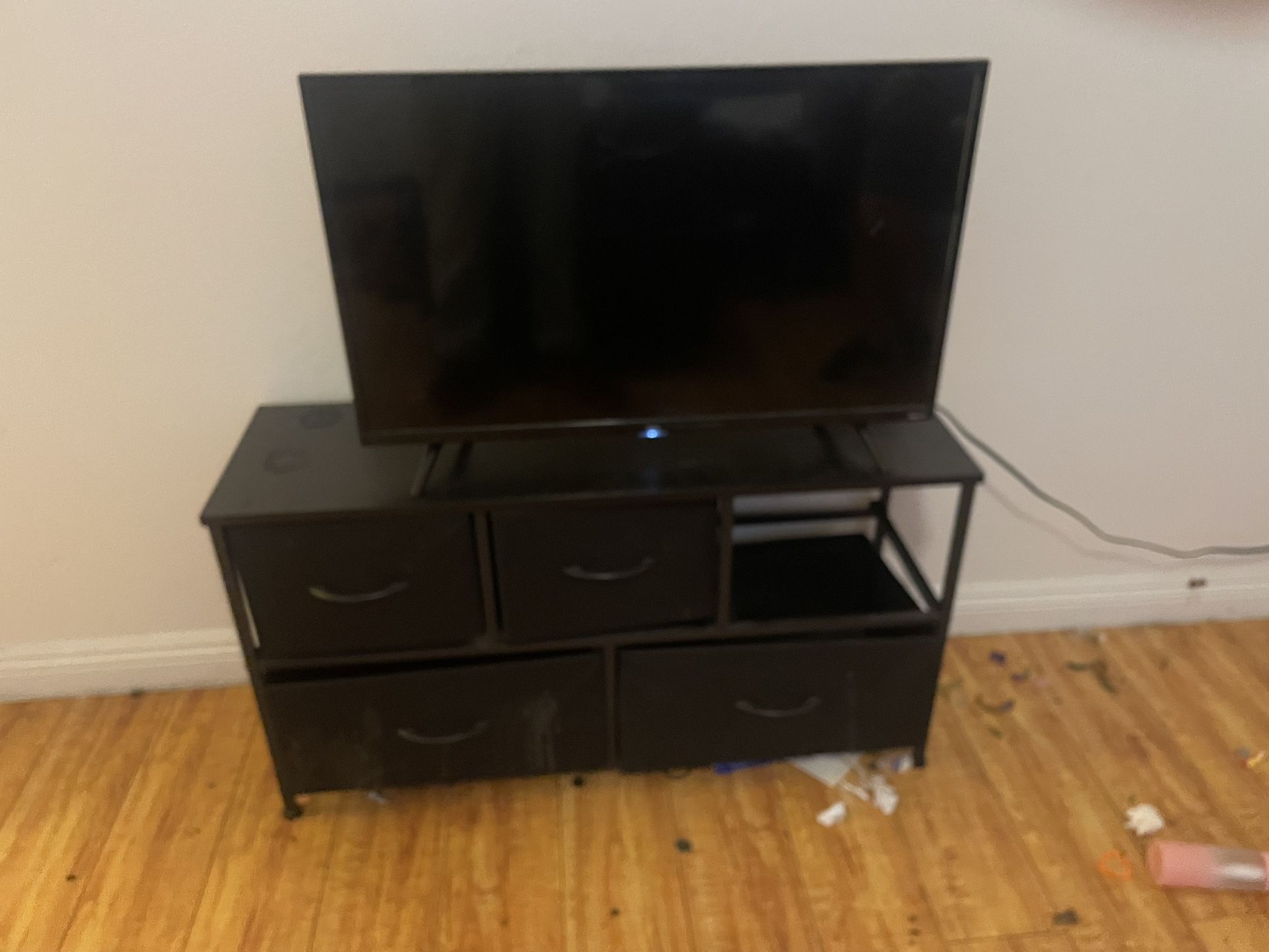 32 Inch Roku TV With TV Stand