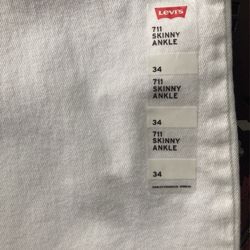 White Levi’s Jeans / 34 / 711 Skinny Ankle / New With Tags / $20