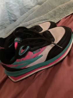 Girl FILA TENNIS SHOES. SIZE 12 Kids
