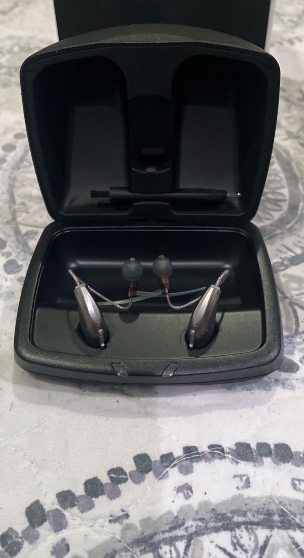 Starkey Hearing Aids for BOTH EARS - W Carrying Case & Accessories