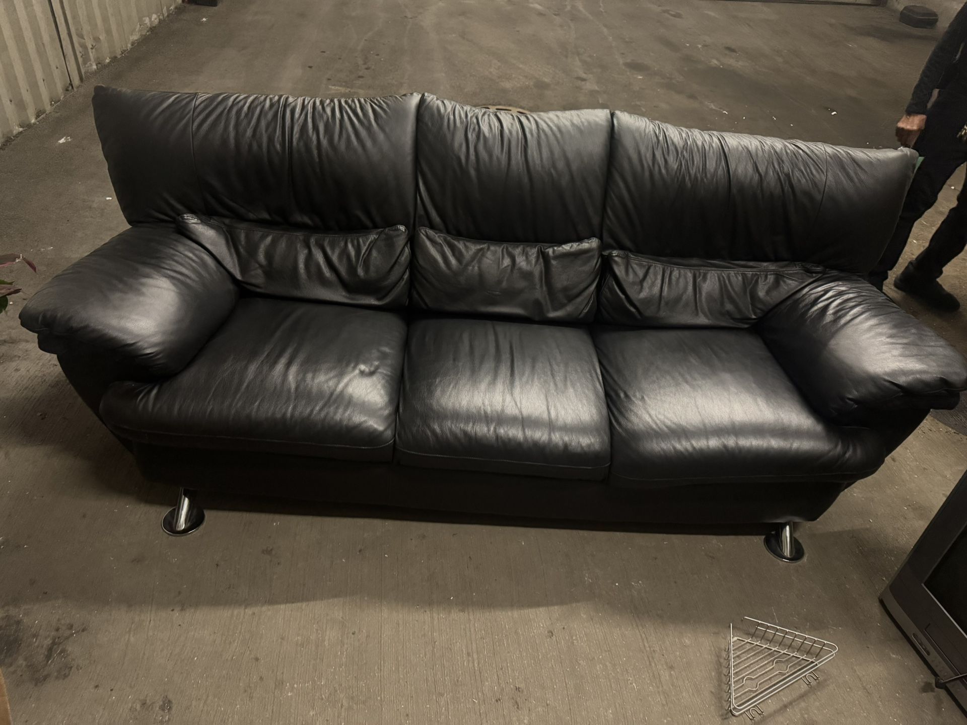 Leather Couch !! Gently Used 200 OBO! Must Go Ready To Use