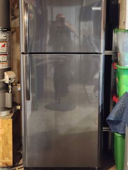 Frigidaire 18cf Refrigerator. Works excellent. No dents. Automatic ice maker.