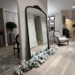 Premium quality Flocked Christmas wreath with lights and pine cones 