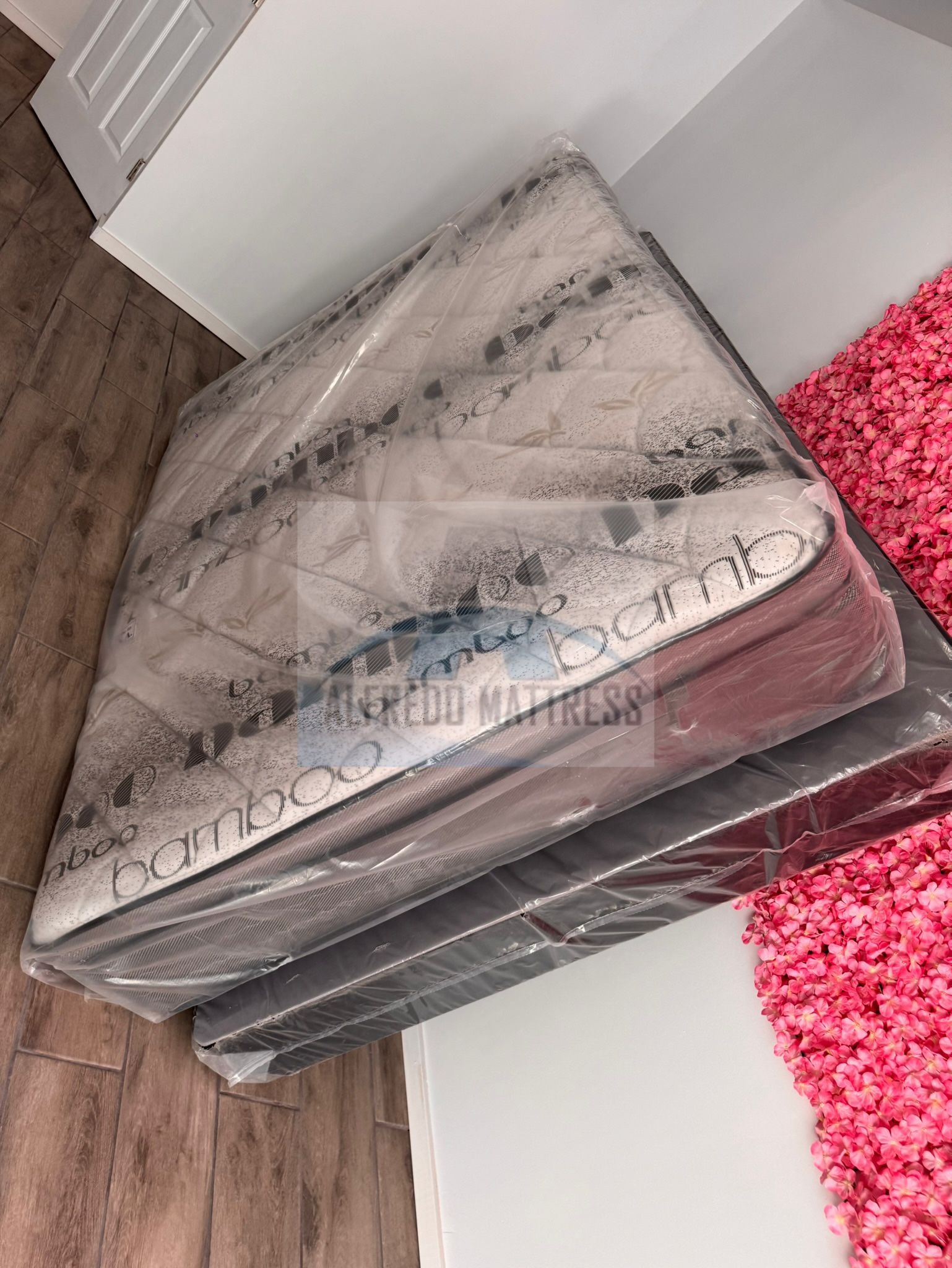 Queen mattress pillow top set with box spring (2pc - new) 