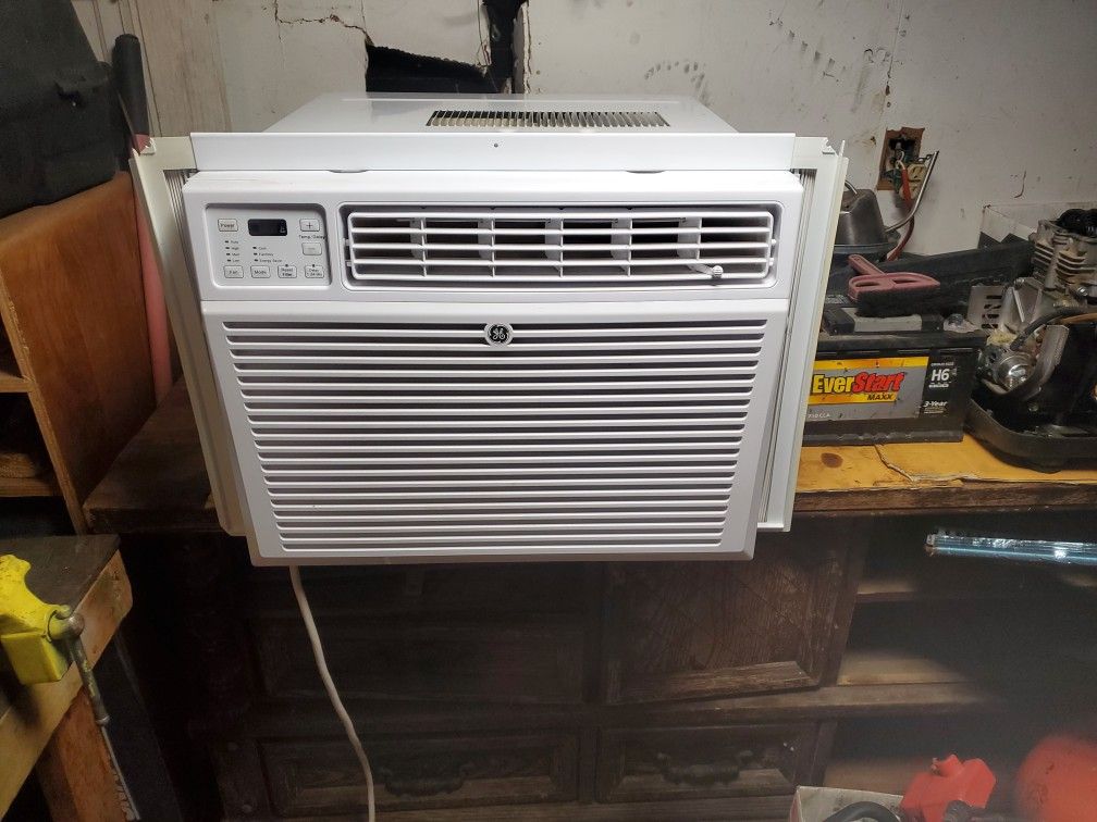 GE Air-conditioner, 13.000 Btu, 110v With Remote. Like New