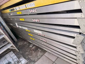 Escaleras de ocho pies de aluminio nuevas Heavy Duty, 300 libras $130 cada una