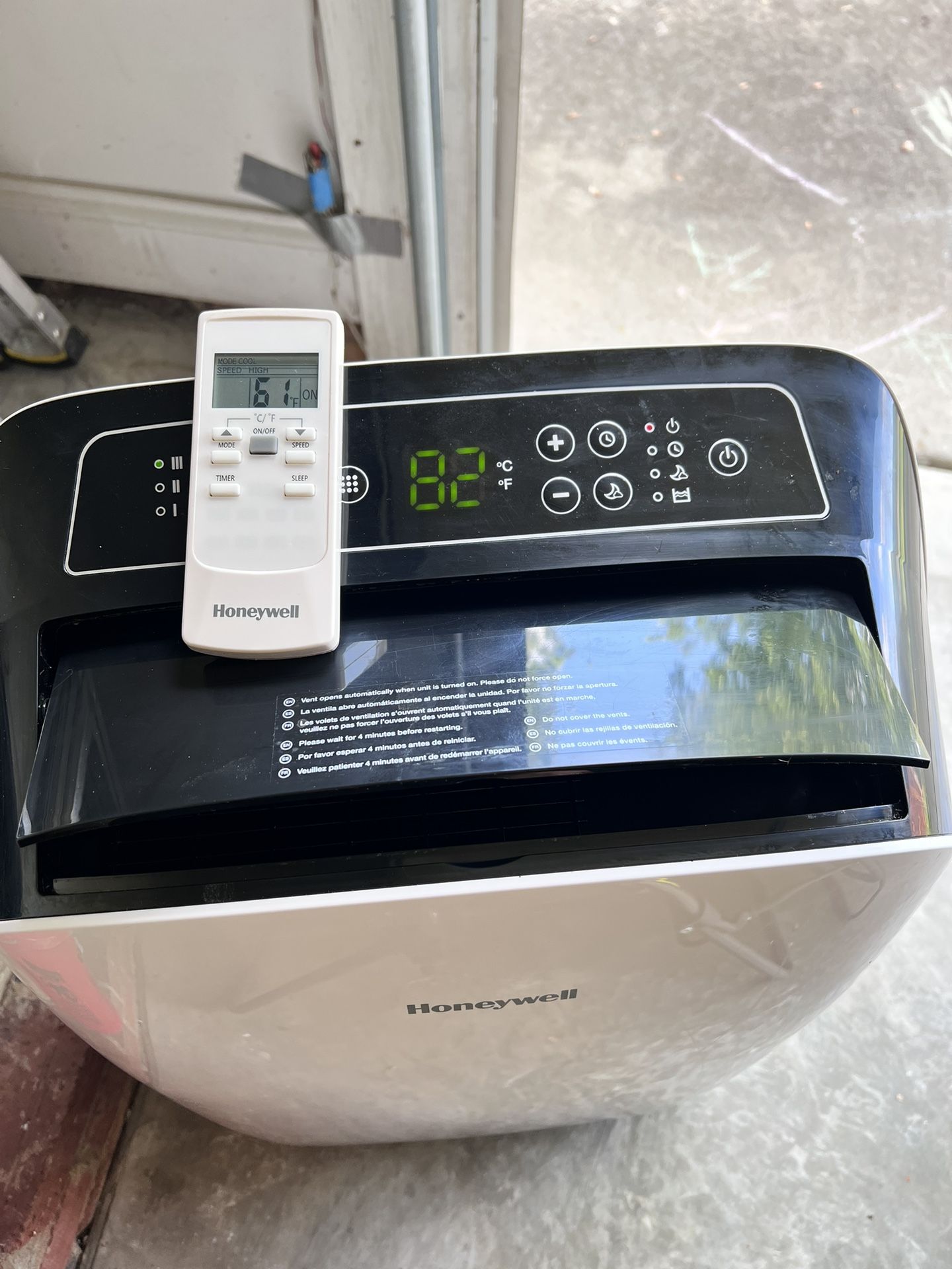 Honeywell hl10cesww portable AC unit 10,000 BTU white / black.